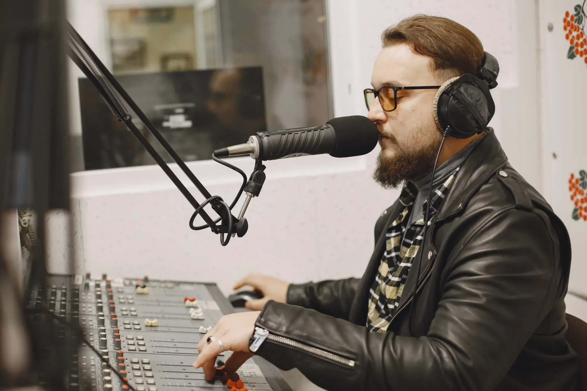 Homme dans un studio radio qui utilise une table de mixage